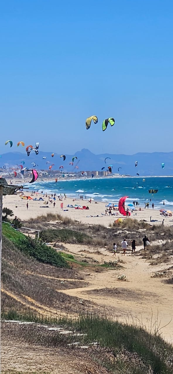 Kitesurfen am Strand Los Lances in Tarifa, der Kitesurf-Hauptstadt Europas