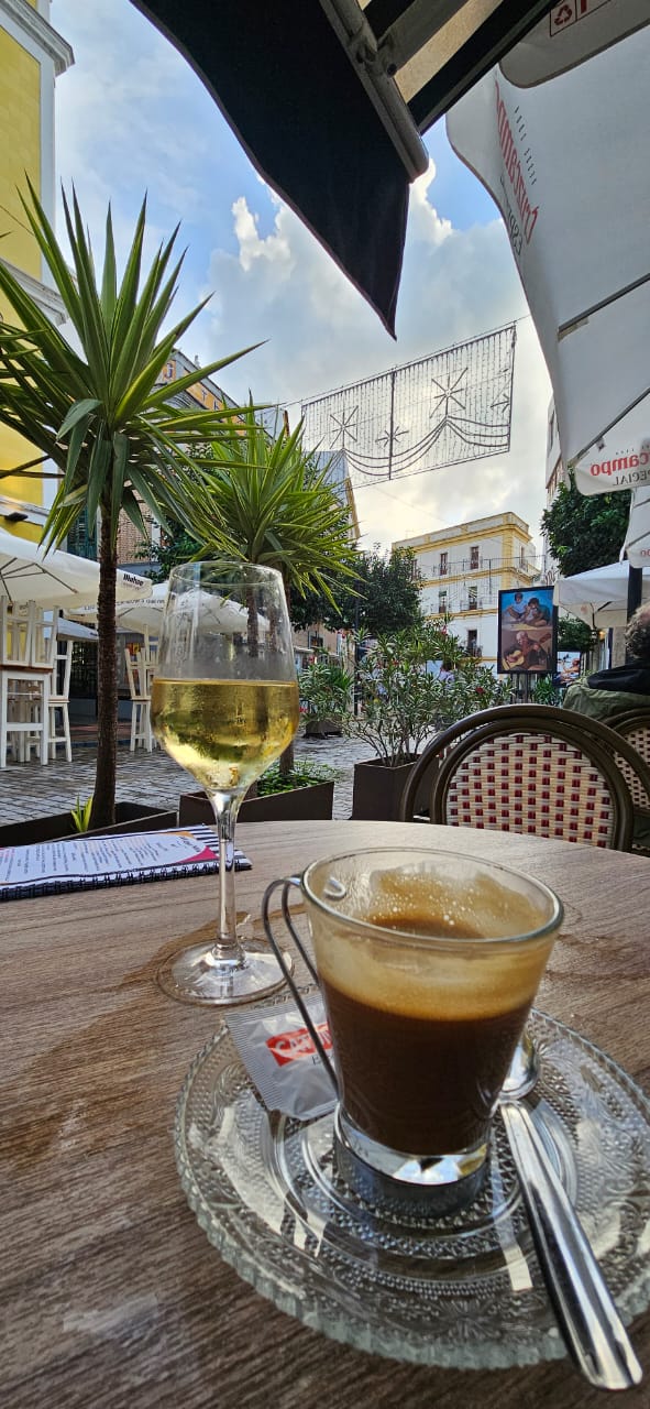 Weiß getünchte Gassen der Altstadt von Tarifa mit Tapas-Bars und kleinen Läden