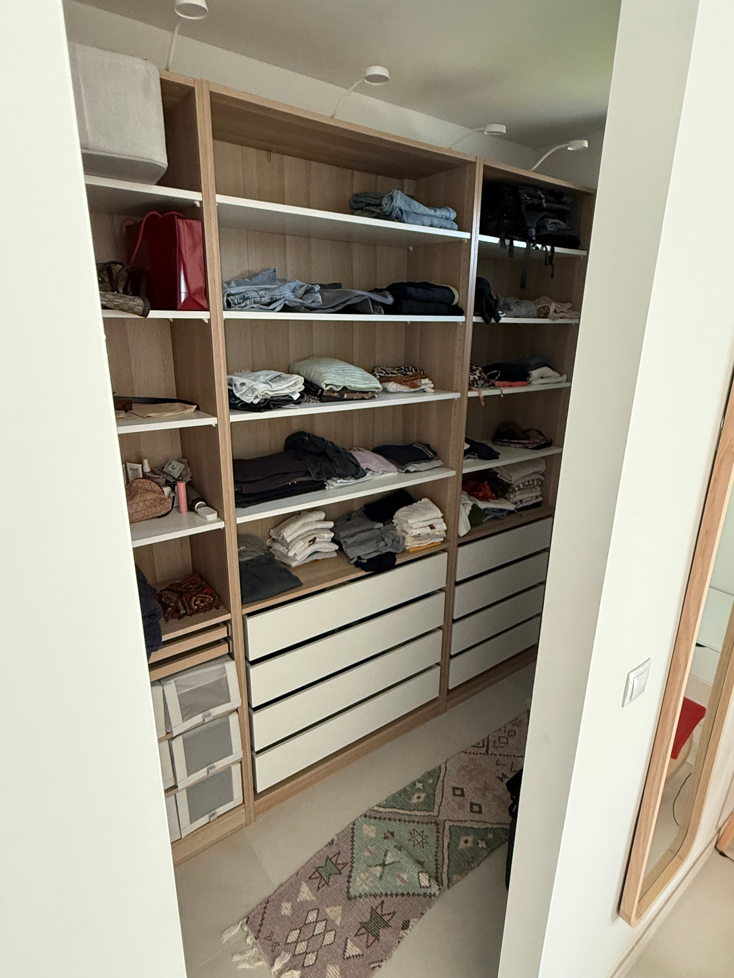 Begehbarer Kleiderschrank mit Einbauregalen in der modernen Unterkunft in Tarifa