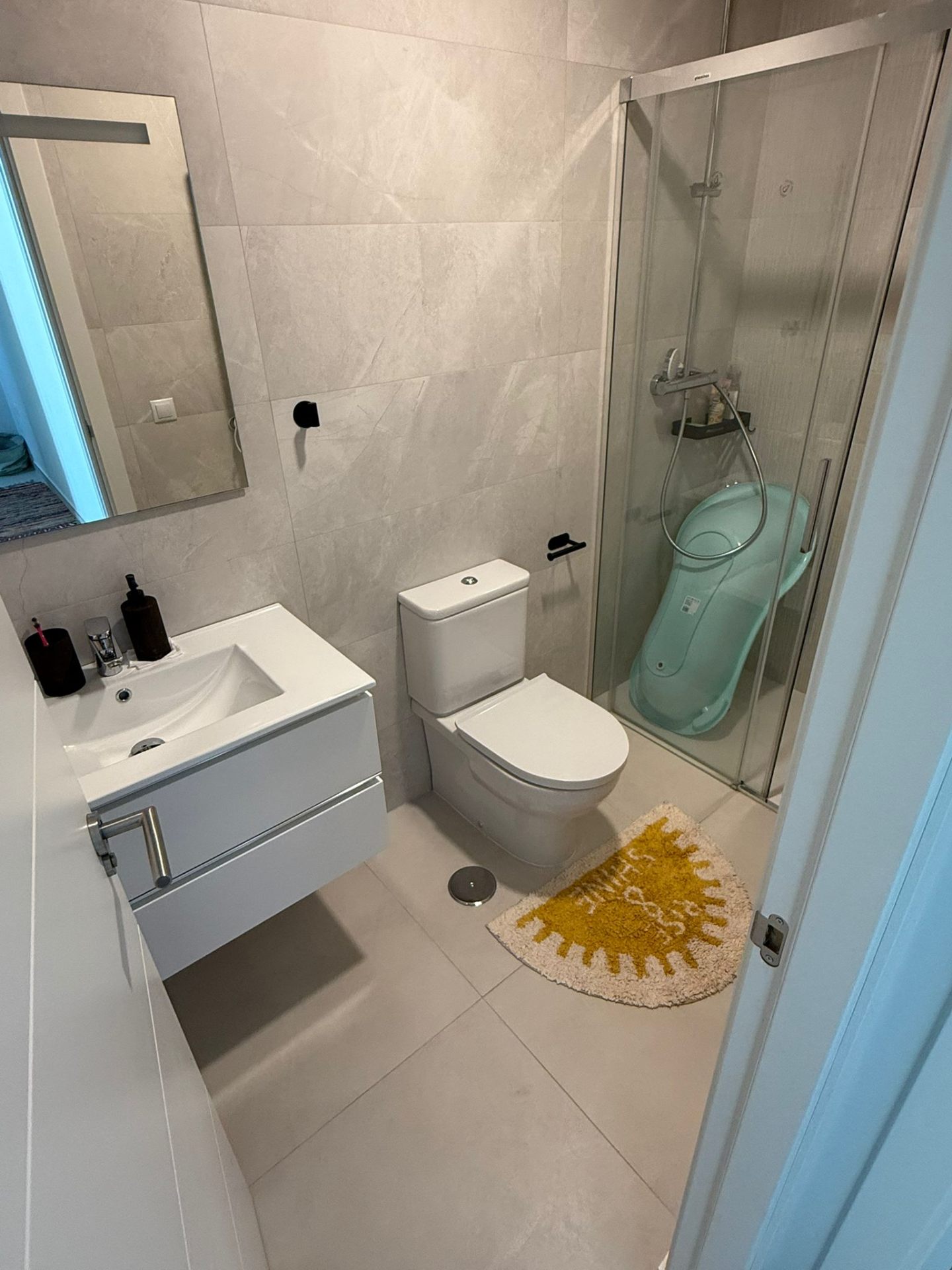 Zeitgemäßes Bad mit bodengleicher Dusche im modernen Reihenhaus in Tarifa