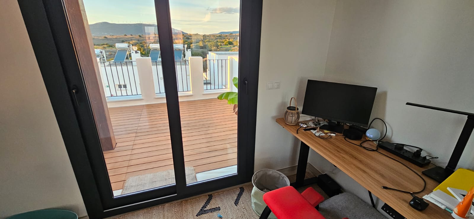 Eigener Arbeitsplatz mit Meerblick im Reihenhaus in Tarifa für digitale Nomaden