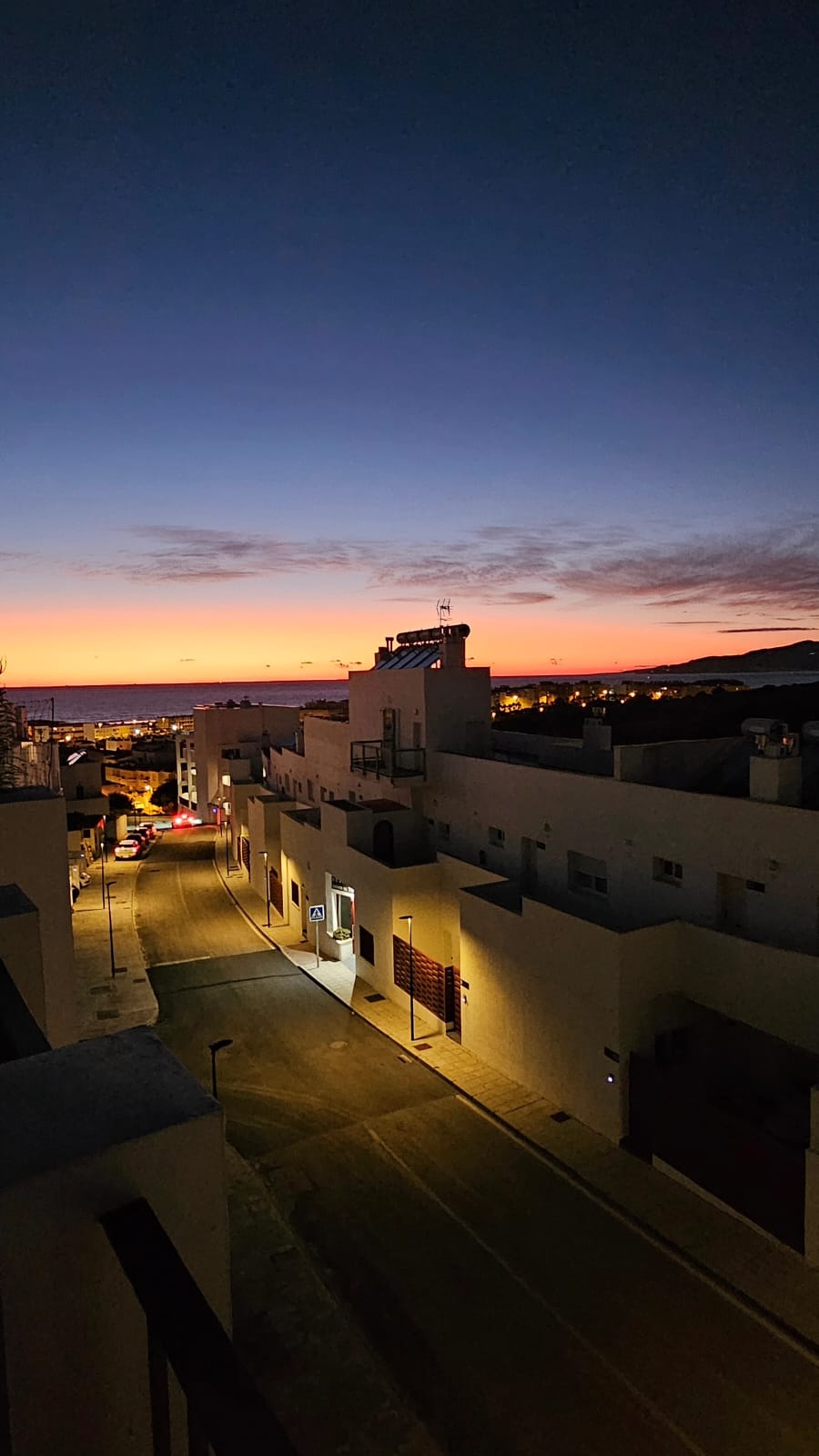 Goldener Sonnenuntergang über der Straße von Gibraltar, von der Terrasse des Hauses in Tarifa aus gesehen