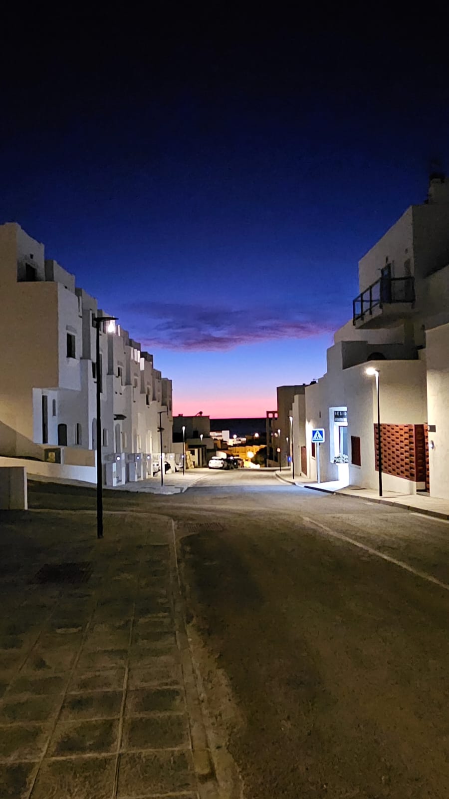 Warmes Abendlicht über dem Wohnviertel nahe dem Strand von Tarifa
