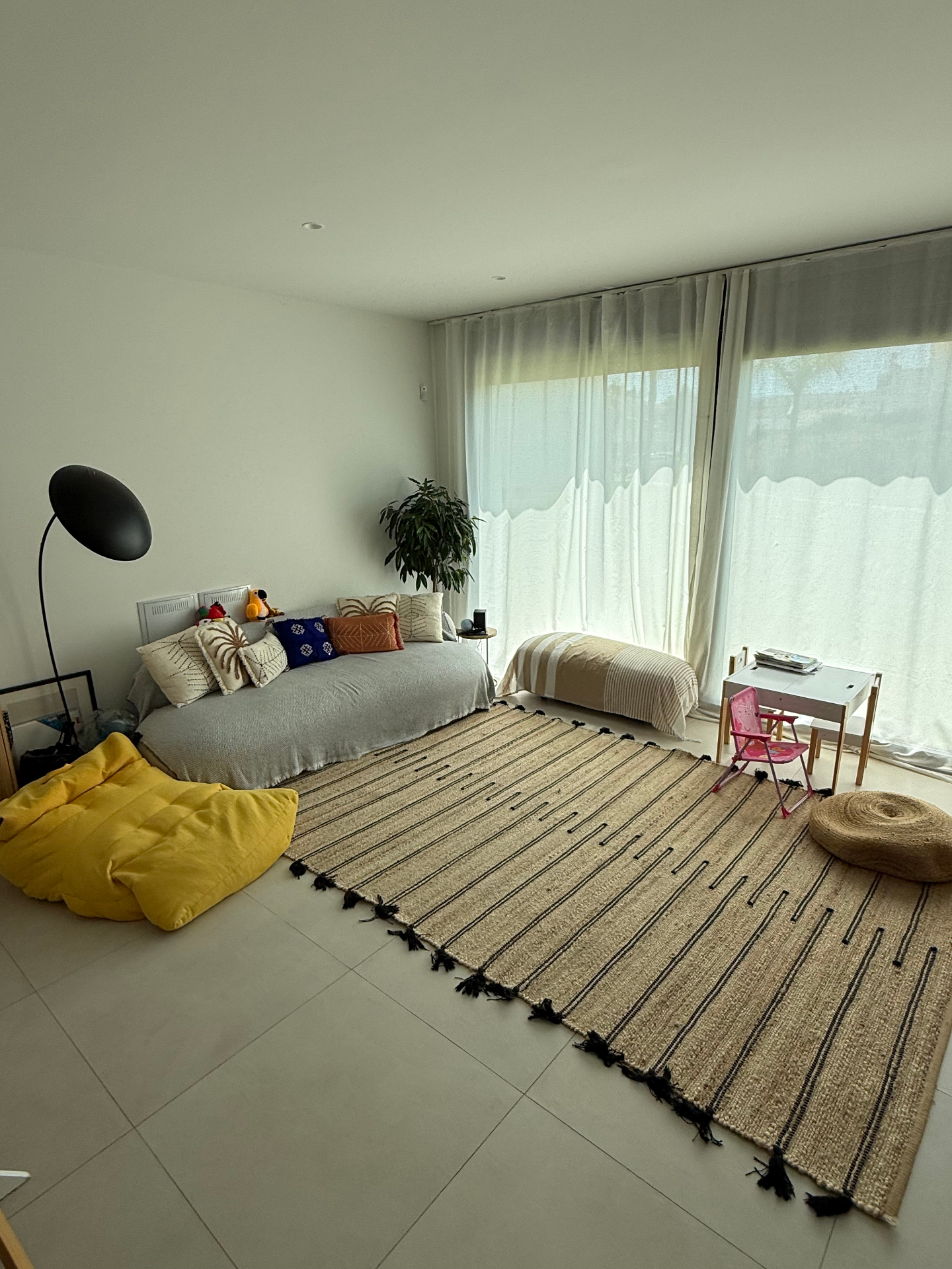 Offenes Wohnzimmer mit Küche und Zugang zum Gemeinschaftsgarten im Reihenhaus in Tarifa