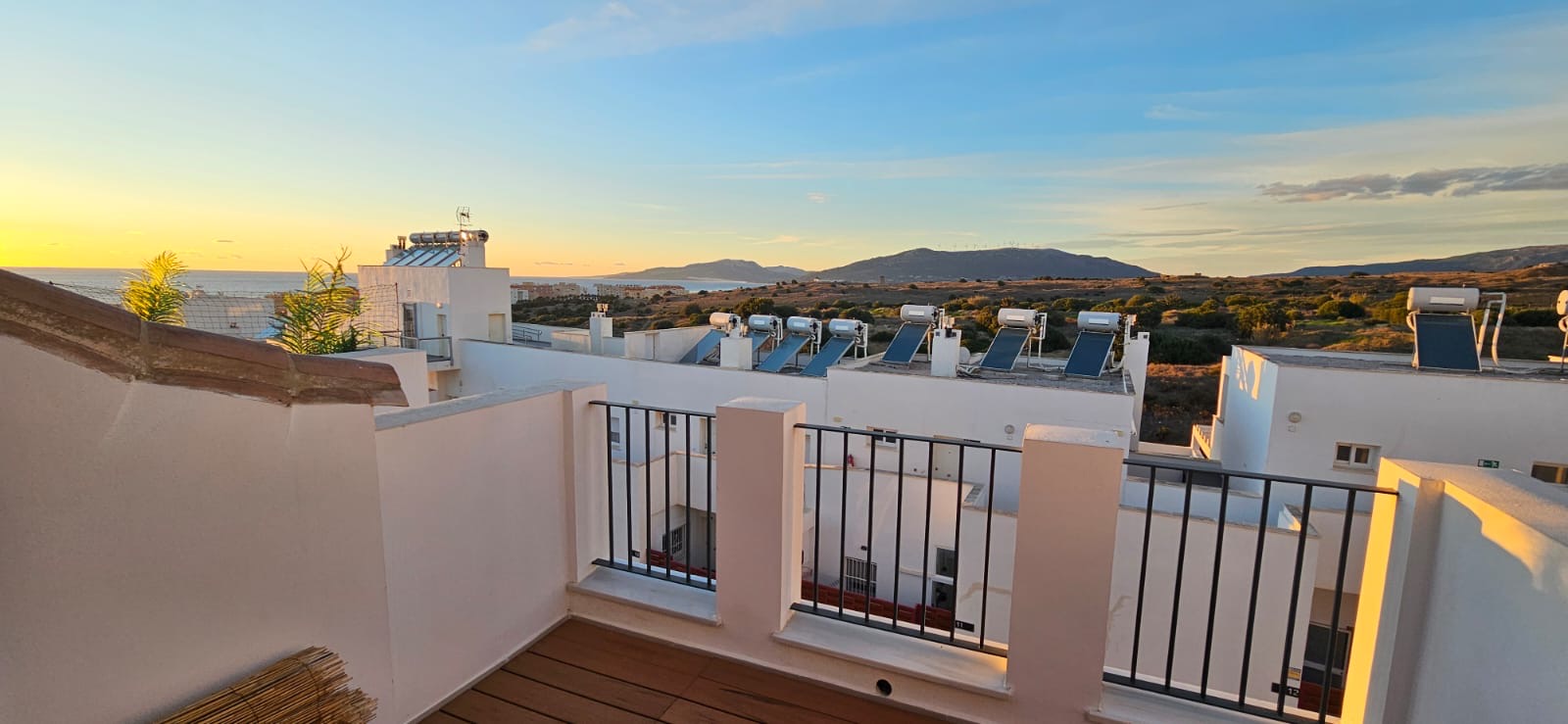 Terrasse mit Panoramablick auf den Strand Los Lances und die Straße von Gibraltar in Tarifa