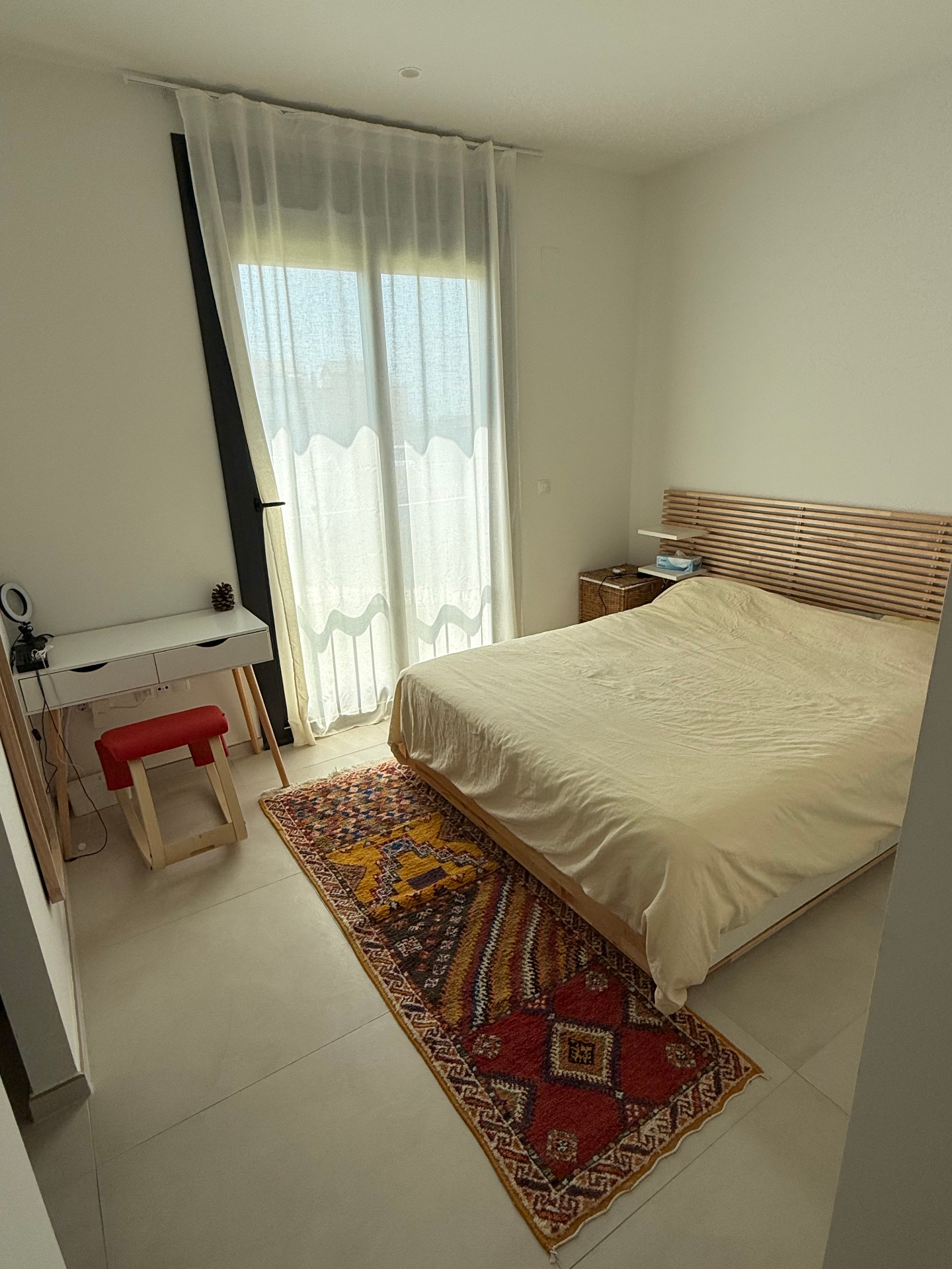 Geräumiges Hauptschlafzimmer mit Holz-Kopfteil und Zugang zur Terrasse im modernen Reihenhaus in Tarifa